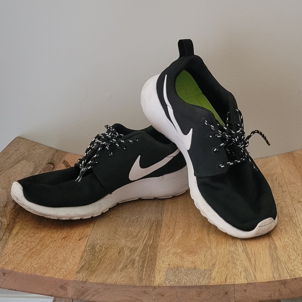 Gently worn nike roshe running shoes